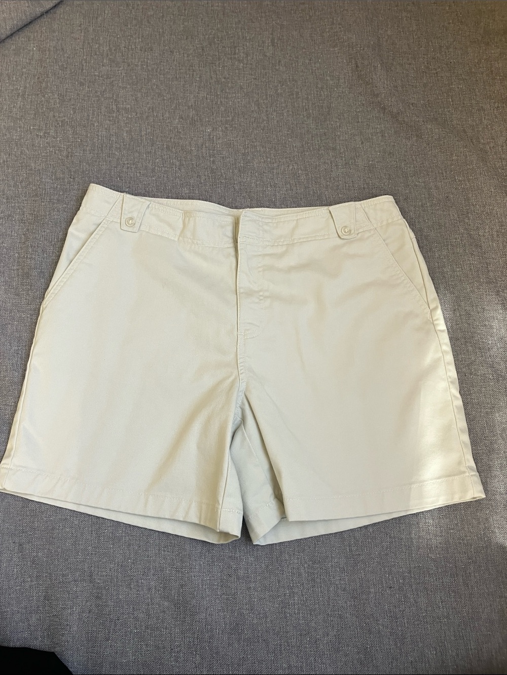 Dockers Women’s Khaki Flat Front Chino Shorts Size 14
